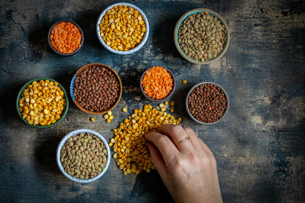 Nährstoffreiche Mahlzeit mit Gemüse und Proteinen