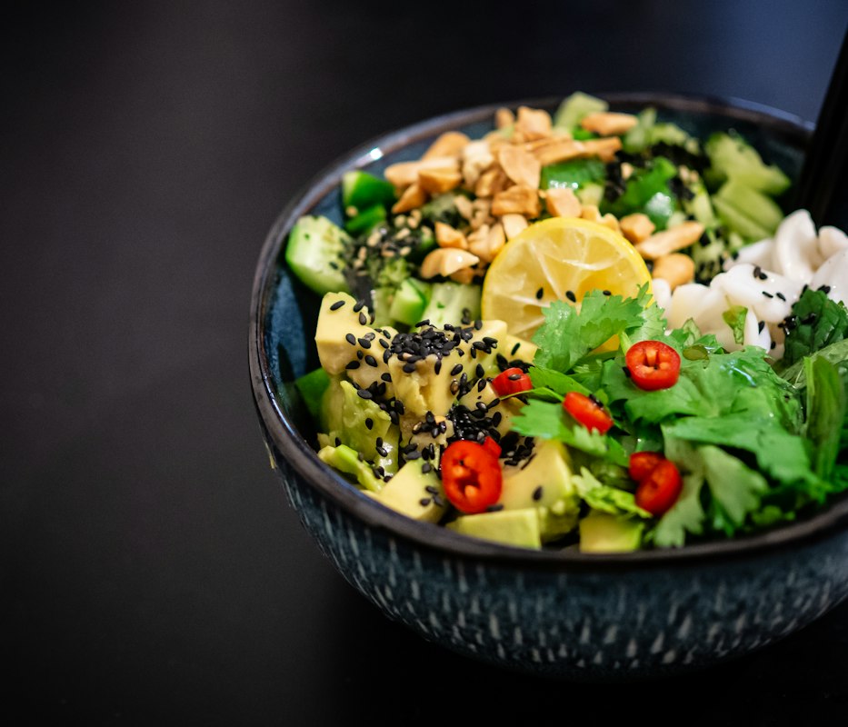 Buddha Bowl mit Quinoa und frischem Gemüse